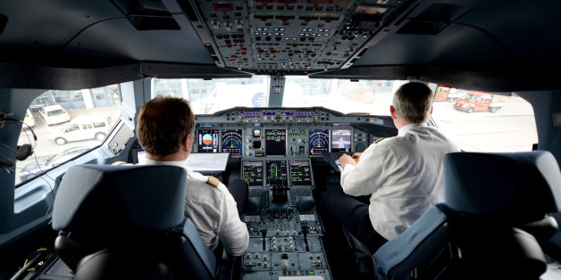 Zwei Piloten in einem A320-Cockpit