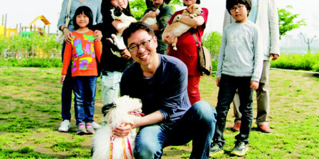 정경섭 우리동물병원생명협동조합(우리동생) 대표 (앞가운데)는 협동조합 동물병원이 마을에 생명의 온기를 불어넣기를 바란다. 남녀노소 다양한 이들이 우리 동생 조합원으로 일하고 있다.