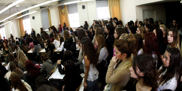Φοιτητές κάθονται στο πάτωμα κατά την διάρκεια μαθήματος στο ΕΚΠΑ, το 2013. (Φωτογραφεία αρχείου, Eurokinissi)