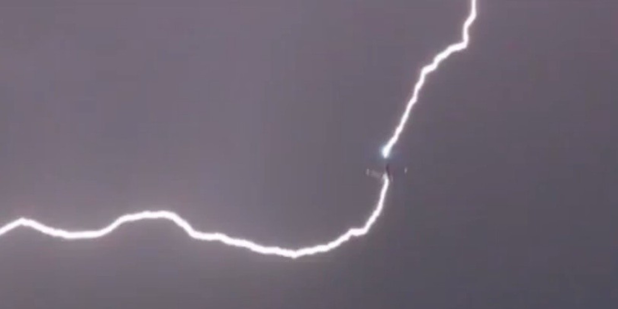 Lightning Strikes 2 Airplanes Near Seattle Airport Huffpost 