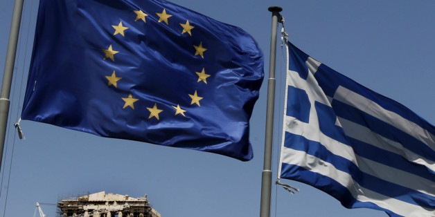 ARCHIV: A European Union left and the Greek flag wave above the ancient Parthenon temple, at the Acropolis Hill, in Athens (Foto vom 11.07.11). Nach monatelangen Verhandlungen wagt die Eurogruppe den Befreiungsschlag: Mit einem neuen Rettungspaket fuer Griechenland von 109 Milliarden Euro, einem Bankenbeitrag von 37 Milliarden Euro bis 2014 und Kreditzusagen fuer andere Sorgenkinder wie Italien und Spanien soll die Schuldenkrise eingedaemmt werden. (zu dapd-Text) Foto: Petros Giannakouri/AP/dapd