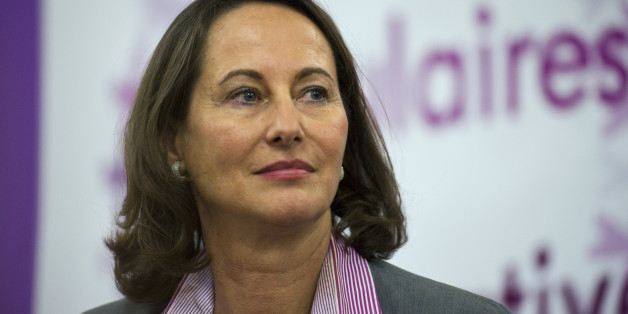 La présidente socialiste de la région Poitou-Charentes, Ségolène Royal (C) s'apprête à participer à une université populaire participative de Désirs d'Avenir sur le thème 'Liberté de la presse et des médias, une utopie réalisable', le 23 novembre 2010 à Paris. Ségolène Royal s'est dite ce jour 'particulièrement choquée de la façon dont' la journaliste d'I-TELE, Audrey Pulvar, 'a été débarquée' en raison de sa relation avec le dÃ