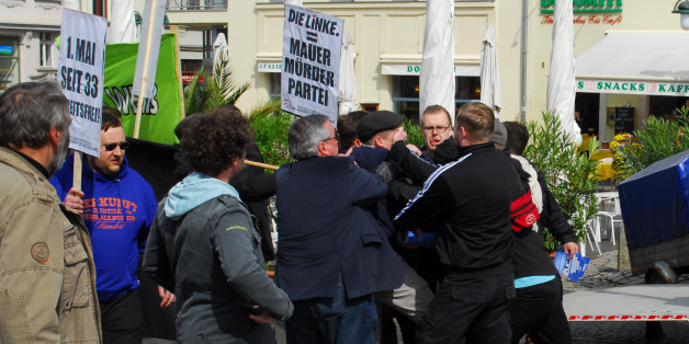 Teilnehmer einer Mai-Kundgebung werden in Weimar von Rechtsextremisten bedrängt, Weimars Oberbürgermeister Stefan Wolf (SPD, Mitte blaues Sakko) geht dazwischen.