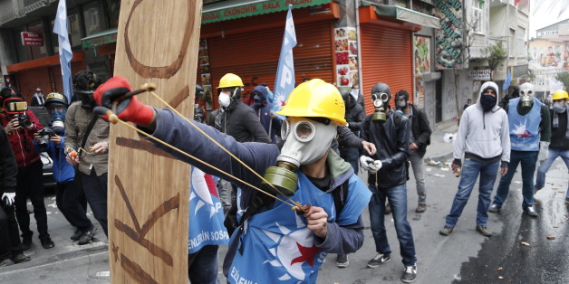 Am ersten Mai eskaliert in Istanbul die Gewalt, Demonstranten greifen die Polizei mit Steinschleudern an