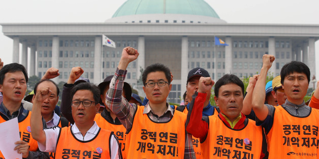 전국공무원노동조합 조합원들이 2일 오후 서울 여의도 국회 앞에서 공무원연금 개혁안 반대 입장 발표 기자회견을 한 후 구호를 외치고 있다.