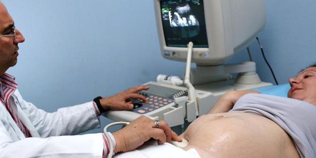 Une Albanaise subit une échographie le 20 avril 2015 à Tirana