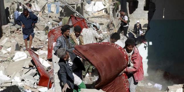 Des Yéménites récupèrent des biens des débris des maisons détruites par les raids aériens conduits par l'Arabie saoudite, le 1er mai 2015 à Sanaa, la capitale du pays
