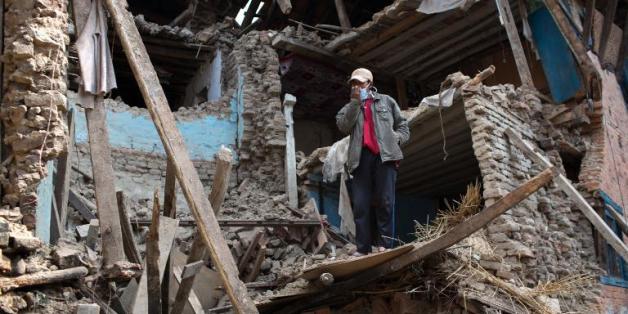 Un villageois au milieu des des décombres le 2 mai 2015 à Kritipru dans la vallée de Katmandou