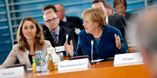 Integrationsbeauftragte der Bundesregierung, Aydan Özoguz und Bundeskanzlerin Merkel beim 7. Integrationsgipfel der Bundesregierung
