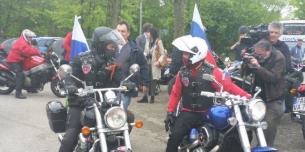 Halt an KZ-Gedenkstätte: Das sind die ersten Bilder von Putins Nachtwölfen