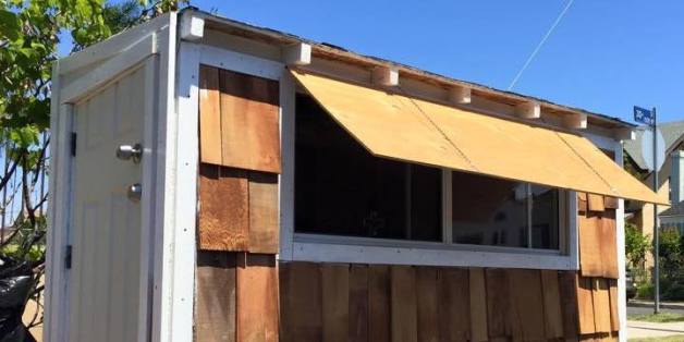 Un Américain construit une maison pour une femme SDF à Los Angeles
