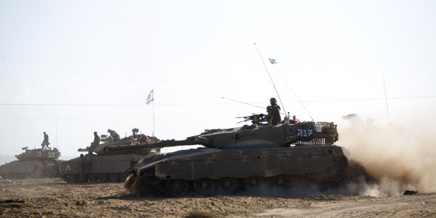 Un tank israélien pénetre la bande de Gaza le 25 juillet 2014