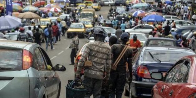 Des Camerounais vendeurs de rue cherchent des clients