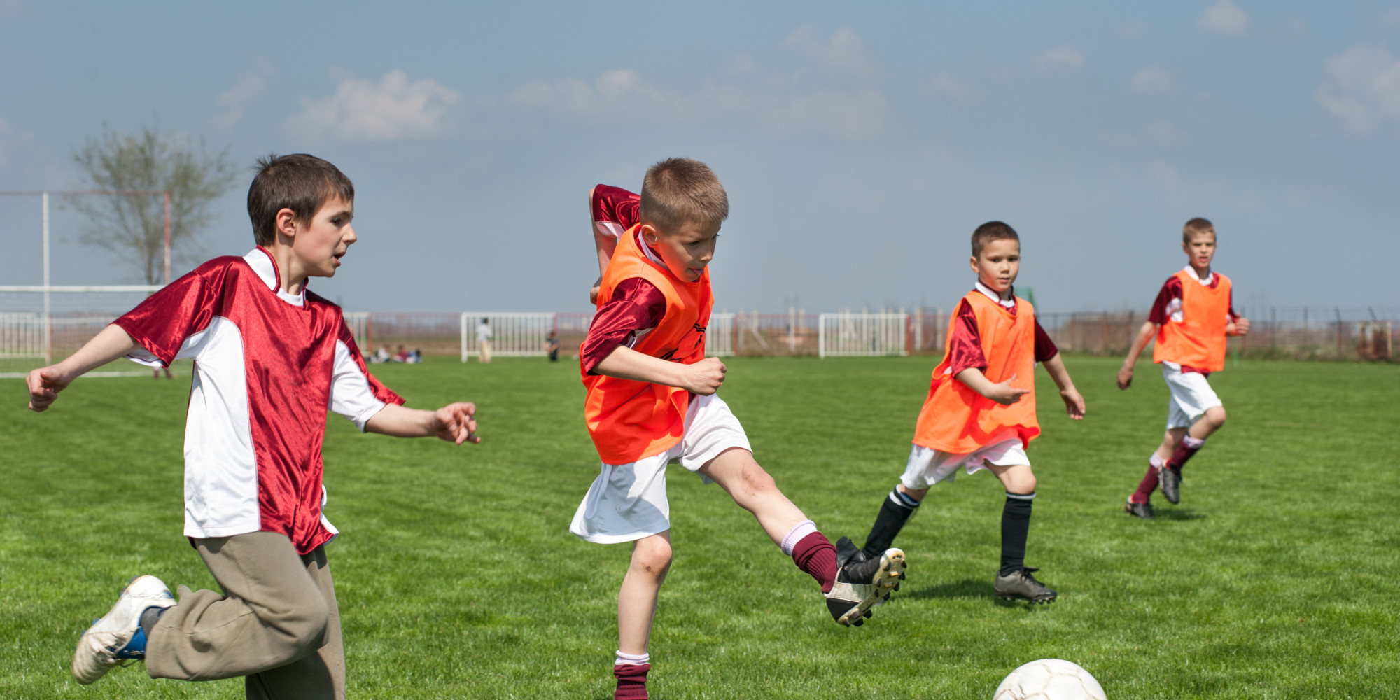 They play football well. Дети играют в футбол. Мальчик играет в футбол. Мальчишки играют в футбол. Парень играет в футбол.