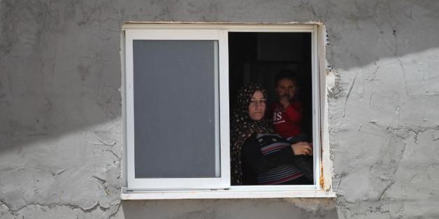 Une palestinienne de Deirat (sud de la Cisjordanie) le 21 avril 2015 devant sa tente après avoir perdu sa maison détruite par les Israéliens