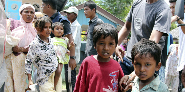 Des enfants Rohingya dont les bateaux ont échoués attendent pour être évacués vers un abri temporaire à Seunuddon, dans la province de Aceh en Indonésie. Dimance 10 mai 2015