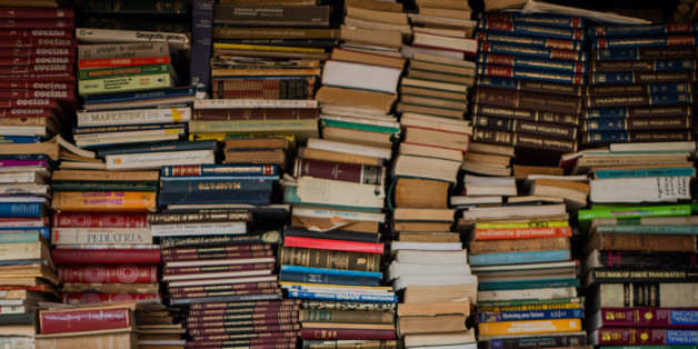 En el persa Biobio, haciendo hora con mi padre antes de la feria del libro. Como hace unos años ya no hay demasiado que nos llame la atención. Mi padre dice que la gente en este paÃs esta muy enferma y triste por la cantidad de libros astrológicos y de auto ayuda. Este fue un retrato con permiso.