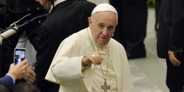 Le pape François salue la foule en arrivant à une audience, le 8 mai 2015 au Vatican