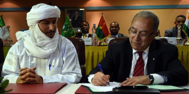 Le secrétaire du MNLA, bilal Ag Acherif, et le ministres des Affaires étrangères algérien Ramtane Lamamra, médiateur dans le conflit malien, à Alger, le 19 février 2015