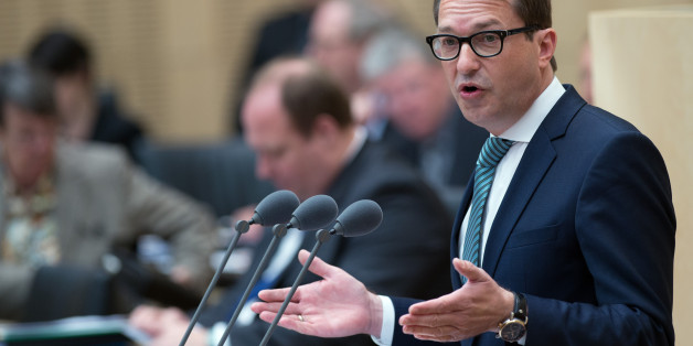 Die EU-Kommission geht rechtlich gegen die von Alexander Dobrindt durchgesetzte Pkw-Maut vor.