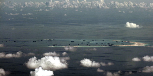 Luftaufnahme einer künstlichen Insel, die zurzeit von China im Gebiet der Spratyl-Inseln aufgeworfen wird
