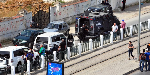 Véhicules de police près de Bouchoucha le jour de l'attaque où huit militaires ont trouvé la mort, le 25 mai 2015 en Tunisie