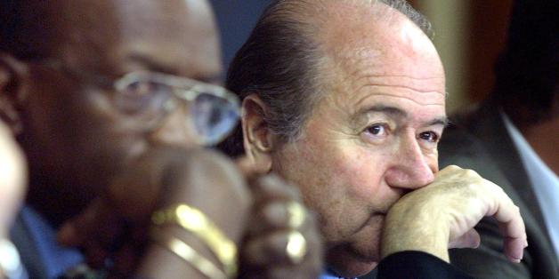 Jack Warner (L) president of the Confederation of Football and Joseph Blatter (R) president of the Federation Internationale de Football (FIFA) participate in a press conference, 30 November 2000, in San Jose, Costa Rica. AFP PHOTO / Teresita CHAVARRIA Jack Warner (I) presidente de la Confederacion de Futbol (ex-CONCACAF) y Joseph Blatter (D) presidente de la Federacion Internacional de Futbol (FIFA)