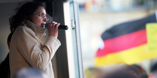 Tatjana Festerling spricht am 30.03.2015 während einer Kundgebung des islamkritischen Pegida-Bündnisses in Dresden. (Archivbild)