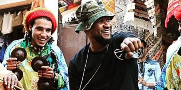 Usher danse avec les gnaouas dans la médina de Rabat