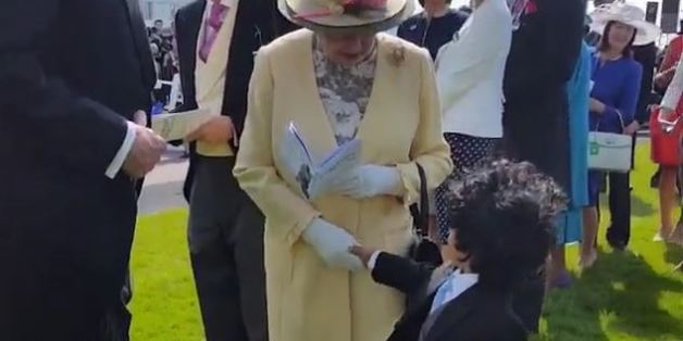 Cet enfant a osé serrer la main de la reine d'Angleterre