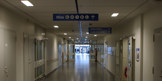 Entrén på insidan av Södersjukhuset sedd via en av huvud korridorena.