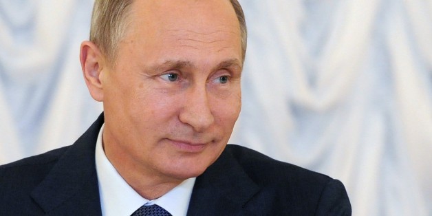 Russian President Vladimir Putin meets with investors at an economic forum in St. Petersburg, Russia, Thursday, June 18, 2015. Putin vowed that Russia wouldn't introduce any restrictions on capital flows. (Mikhail Klimentyev/RIA-Novosti, Kremlin Pool Photo via AP)