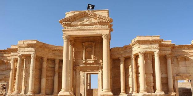 Une image diffusée par le média jihadiste Welayat Homs le 28 mai 2015 montrant un drapeau de l'Etat islamique sur le site antique de Palmyre, un site vieux de 2000 ans en Syrie