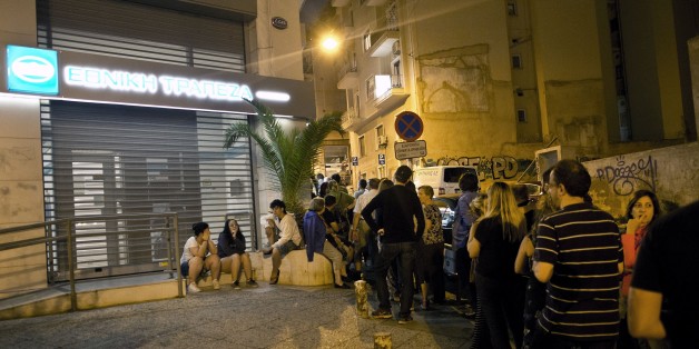 Greek people queue in front of an ATM mache to withdraw cash from a National Bank of Greece in central Athens on June 28, 2015. Greece weighed drastic banking restrictions to stave off a financial collapse as anxious Greeks emptied cash machines amid fears that banks will be closed this week. Varoufakis and the Greek central bank chief met in the afternoon for an emergency session of the 'systemic stability council' as the crisis-weary country prepared for the worst. AFP PHOTO / ANGELOS TZORTZIN