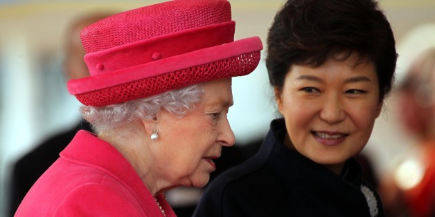 Britain's Queen Elizabeth II, left and South Korea's President Park Geun-Hye arrive at the Grand Entrance, at Buckingham Palace in London, Tuesday, Nov. 5, 2013. The president is on an official three day state visit to Britain. (AP Photo/Carl Court, Pool)