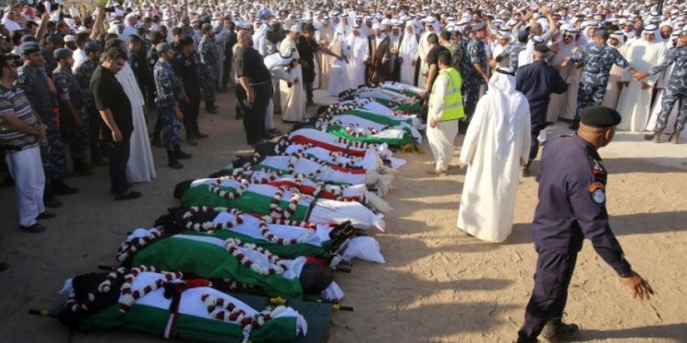 Prières au cimetière Jaafari de Koweit City, le 27 juin 2015, devant les corps de victimes de l'attentat la veille dans une mosquée de la ville