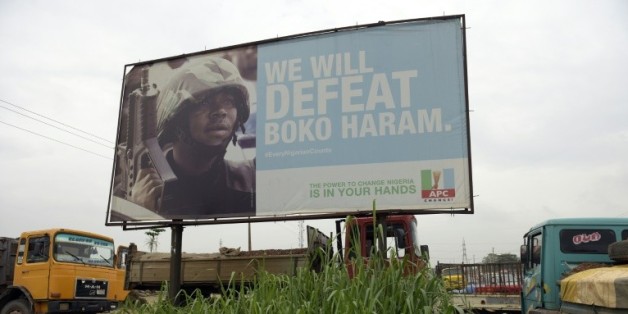 Affiche d'une campagne du parti au pouvoir au Nigeria, le All Progressives Congress (APC), contre le groupe islamiste, Boko Haram, à Ogijo, dans le sud ouest du pays, le 3 juillet