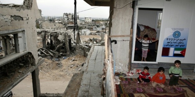 Des enfants palestiniens devant leur maison détruite à Shujaiya le 11 mai 2015