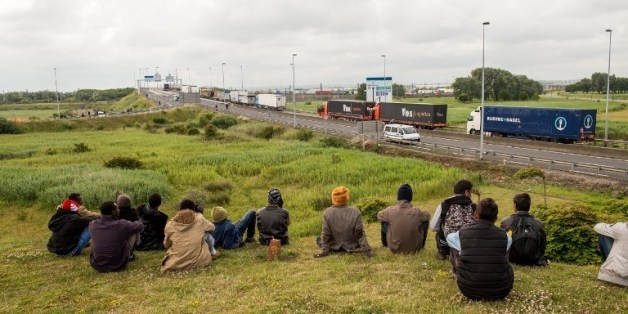 Des migrants à proximité du tunnel sous la manche en juin 2015.