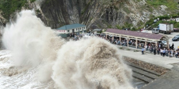 Des vagues géantes s'abattent le 10 juillet 2015 à Wenling sur la côte orientale de la Chine