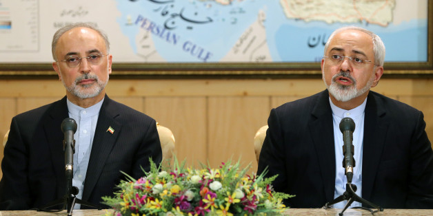 Le ministre des affaires étrangères Mohammad Javad Zarif avec Ali Akbar Salehi, chef de l'organisation de l'énergie atomique d'Iran (OEAI)