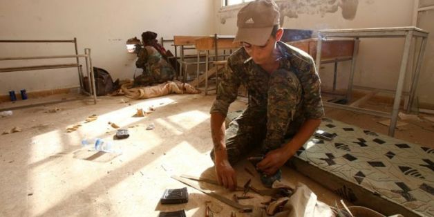 Des membres des Unités de protection du peuple kurde (YPG) prennent position, près de la ville de Hassaké (Syrie) pour combattre l'EI, le 16 juillet 2015