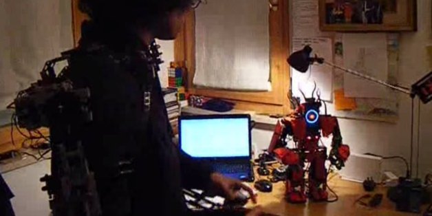 Il contrôle un robot avec son corps (et un exosquelette)