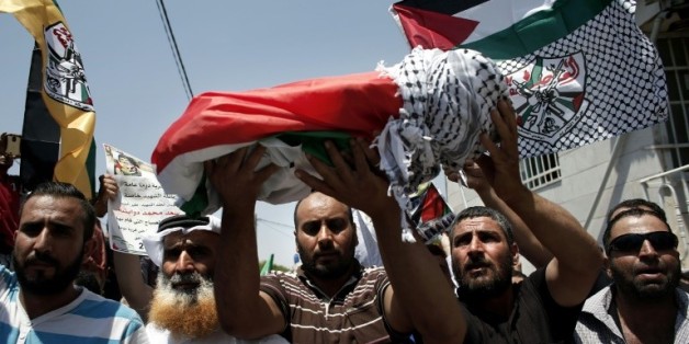 Les proches d'Ali Saad Dawabsha, le bébé palestinien brûlé vif dans un incendie criminel attribué à des colons israéliens, transportent le défunt lors de ses funérailles à Douma, près de Naplouse en Cisjordanie, le 31 juillet 2015
