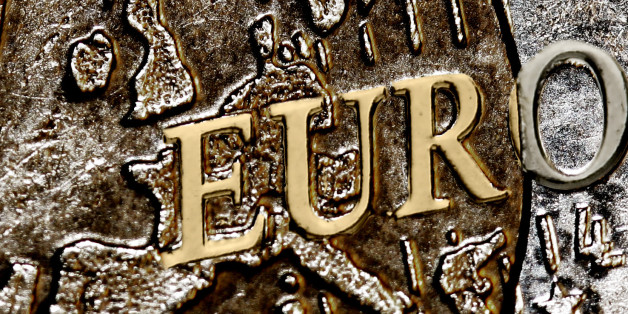 © Daniela Hartmann, flickr.comDie Finanzwissenschaft lehrt, wie man Geld so lange von Hand zu Hand gehen lässt, bis es schliesslich verschwunden ist.<b>Malcolm Stevenson Forbes</b>Makro von einer Euro-Münze.______________________________________The finance is teaching how to give money from hand to hand up to the moment it is gone.<b>Malcolm Stevenson Forbes</b>Euro coin.<em><b><u>All my images are copyrighted.</u>If you intend to use any of my pictures for <u>non-commercial usage</u>,