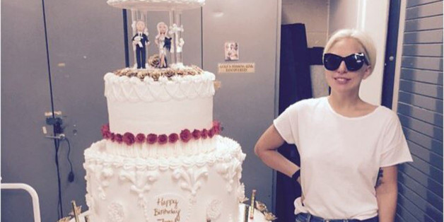 Lady Gaga wirkt neben der fünfstöckigen Torte klein und schmächtig