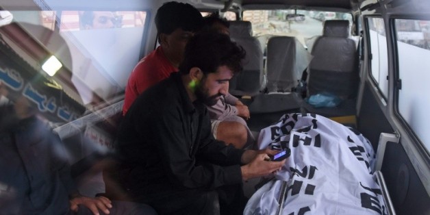 Abdul Majee, le frère de Shafqat Hussain, devant sa dépouille après son exécution le 4 août 2015 à Karachi