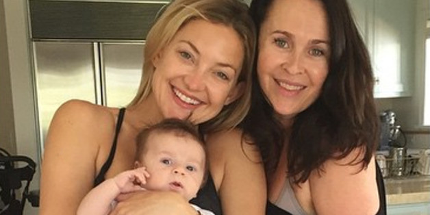 Kate Hudson (l.) hält zum ersten Mal ihr Patenkind Keaton Midnight Marquez im Arm