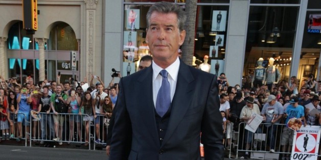 Mit Waffe am Flughafen: Pierce Brosnan