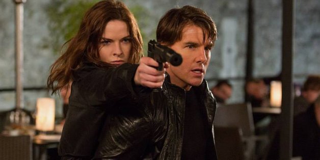Ilsa Faust (Rebecca Ferguson) und Ethan Hunt (Tom Cruise) müssen sich den Weg freischießen.